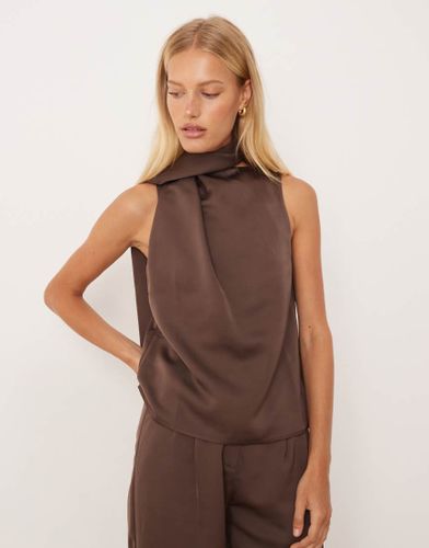 Top en satin avec encolure style foulard - Chocolat - Pretty Lavish - Modalova