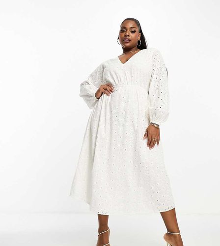 Robe longueur mollet en broderie anglaise avec découpes - Pretty Lavish Curve - Modalova