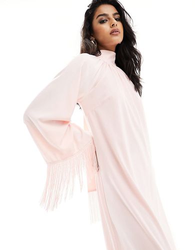 Robe longue asymétrique à franges - Blush - Pretty Lavish - Modalova