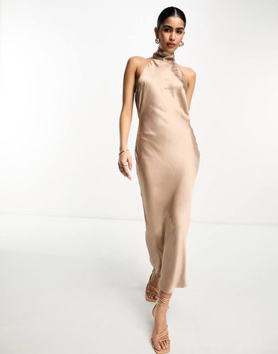 Robe longueur mollet à col montant en satin - Moka - Pretty Lavish - Modalova