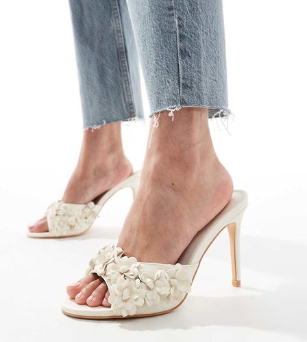 Sable - Mules à talon avec fleurs appliquées - Crème - Public Desire Wide Fit - Modalova