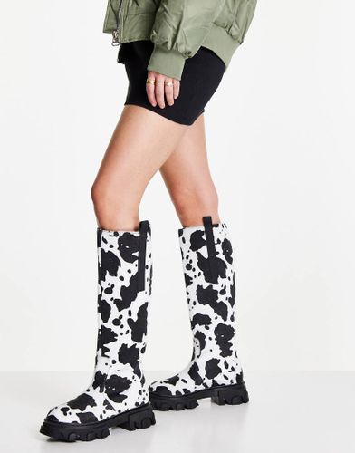 Genius - Bottes plates hauteur genou à imprimé vache - Public Desire - Modalova