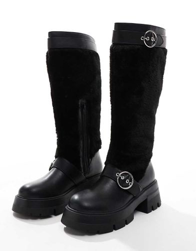 Switch Up - Bottes en fausse fourrure duveteuse avec boucles - Public Desire - Modalova