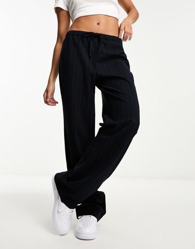 Pantalon droit noué à la taille à fines rayures - Pull & bear - Modalova