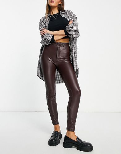 Pantalon skinny taille haute en imitation cuir - Bordeaux - Pull & bear - Modalova
