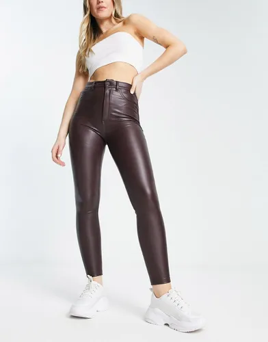 Pantalon skinny taille haute en imitation cuir - Bordeaux - Pull & bear - Modalova