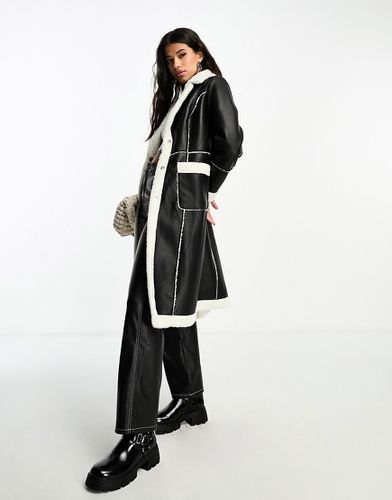 Manteau aviateur long en similicuir avec détails en imitation peau de mouton - Qed London - Modalova