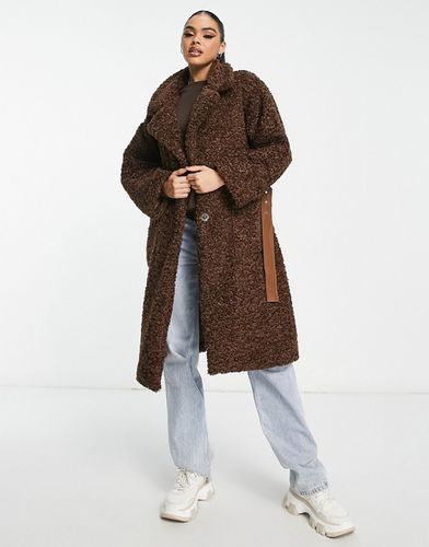 Manteau long duveteux avec ceinture en PU - chocolat - Qed London - Modalova