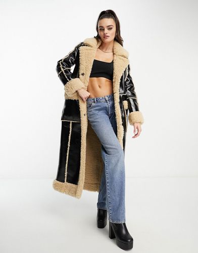 Manteau long en vinyle avec détails contrastants en imitation peau de mouton - Noir - Qed London - Modalova
