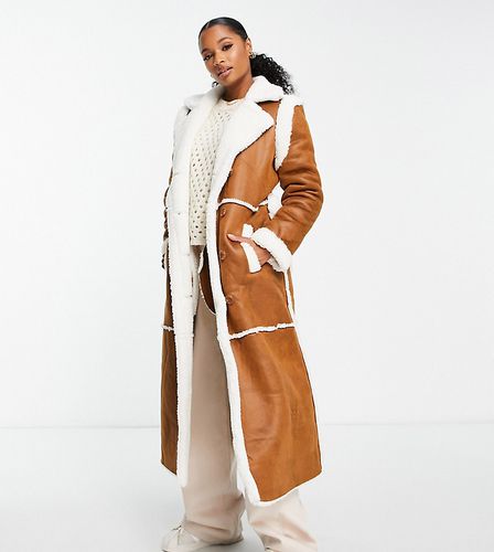 Manteau long en suédine à ceinture et bords en imitation peau de mouton - Qed London Petite - Modalova