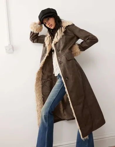 Manteau long en imitation cuir avec finitions en fausse fourrure - Reclaimed Vintage - Modalova