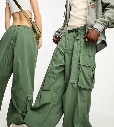 Pantalon baggy coupe cargo parachute unisexe en tissu technique - Kaki - Reclaimed Vintage - Modalova