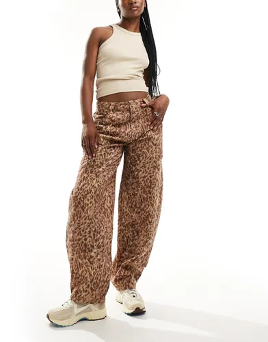 Pantalon large à imprimé léopard - Reclaimed Vintage - Modalova