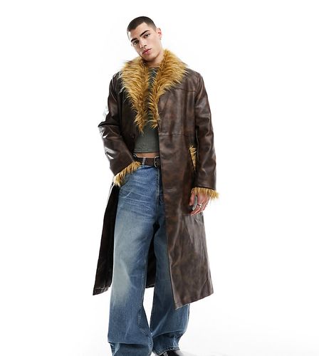 Trench-coat long en imitation cuir avec bordures en fausse fourrure - Reclaimed Vintage - Modalova