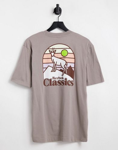 T-shirt à motif camping - - Exclusivité ASOS - Reebok - Modalova