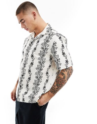 Chemise à manches courtes avec imprimé plante grimpante - Écru/noir - River Island - Modalova