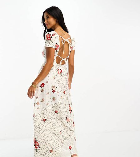 Robe longue à fleurs brodées et liens noués au dos - Crème - River Island Petite - Modalova