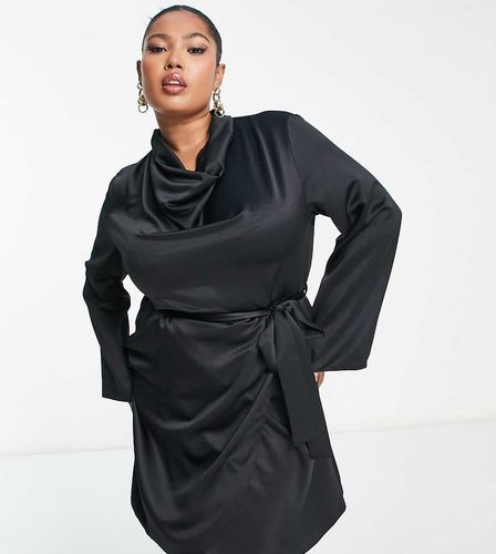 Robe en satin à encolure montante - River Island Plus - Modalova