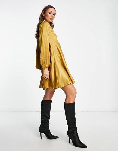 Robe courte en satin fluide nouée au dos - River Island - Modalova