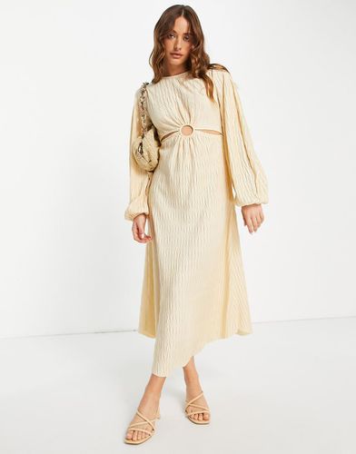 Robe texturée mi-longue avec découpe à la taille - Crème - River Island - Modalova