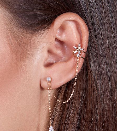 Boucles d'oreilles à perles en plaqué or 18 carats avec bijou d'oreille motif fleur pour l'oreille gauche - With Bling - Modalova