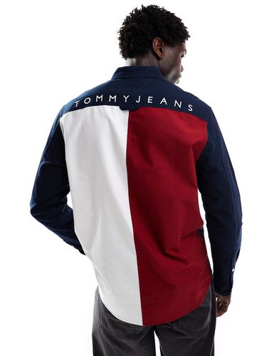 Chemise à motif drapeau au dos - Tommy Jeans - Modalova