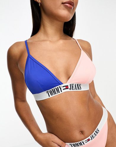 Tommy Jeans - Archive - Haut de bikini triangle style colour block - Bleu ultra et rose - Tommy Hilfiger - Modalova