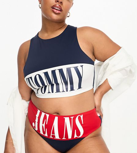 Tommy Jeans Plus - Archive - Haut de bikini style crop top à col montant - Bleu marine/rouge - Tommy Hilfiger - Modalova