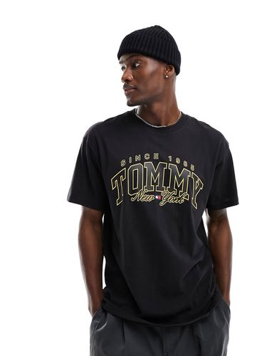 T-shirt skateur décontracté avec logo universitaire style luxueux - Tommy Jeans - Modalova