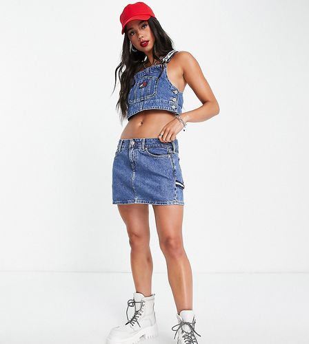 X ASOS - Exclusivité - Mini-jupe d'ensemble en jean à logo - Délavage moyen - Tommy Jeans - Modalova