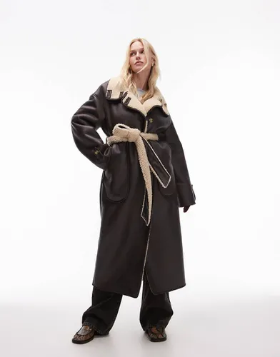 Trench-coat oversize en imitation cuir et imitation peau de mouton - foncé - Topshop - Modalova