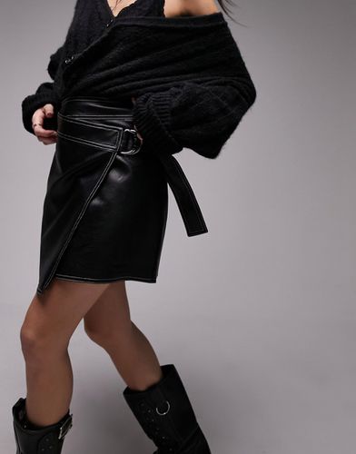 Mini-jupe portefeuille en similicuir avec ceinture et surpiqûres - Topshop - Modalova
