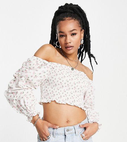 Crop top froncé à encolure Bardot - fleuri - Topshop Petite - Modalova