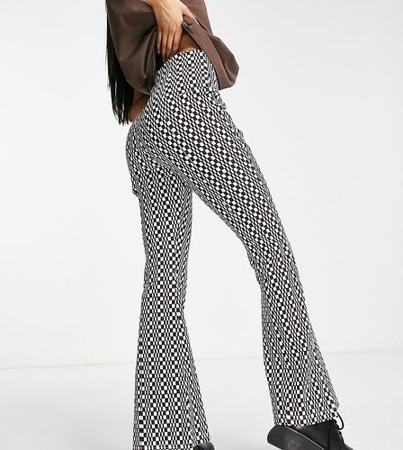 Pantalon évasé taille haute en bengaline fendu sur les côtés à imprimé damier - Topshop Petite - Modalova