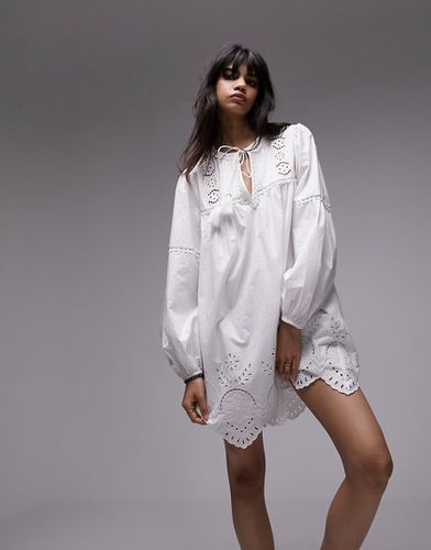 Robe courte avec liens et broderie anglaise - Topshop - Modalova