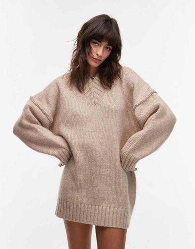 Robe courte et oversize en maille avec col montant en V - Grège - Topshop - Modalova