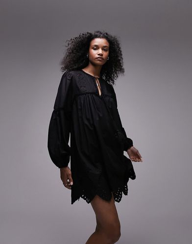 Robe courte oversize à broderies avec lien au col - Topshop - Modalova