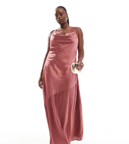 Robe longue effet satin à dos bénitier - Mûre - Tfnc Plus - Modalova