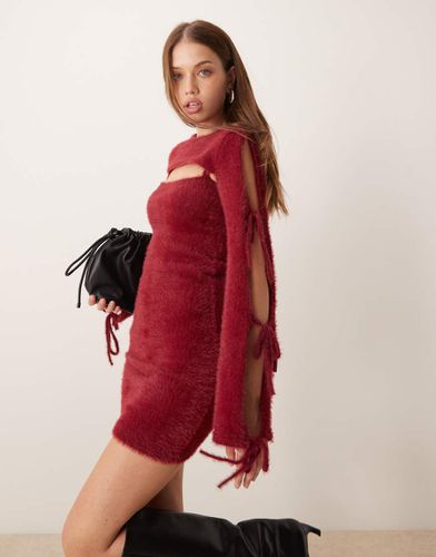 Robe courte en maille duveteuse avec liens aux manches - Bordeaux - The Frolic - Modalova