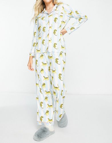 X Chelsea Peers - Ensemble de pyjama long avec chemise à imprimé léopard rayé - Sauge - The Wellness Project - Modalova