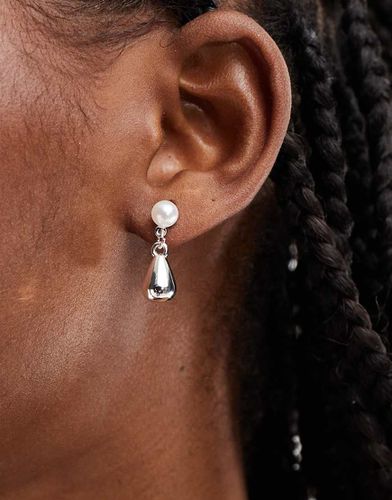 Boucles d'oreilles avec perle nacrée et pendant goutte d'eau - True Decadence - Modalova