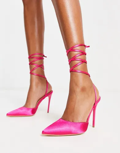 Chaussures pointues à talon aiguille avec brides enroulées autour de la jambe - Rose satiné - Truffle Collection - Modalova