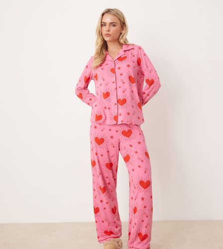 Petite - Ensemble de pyjama en polyester imprimé caurs scintillants avec pantalon et chemise à manches longues et revers - Urban Threads - Modalova