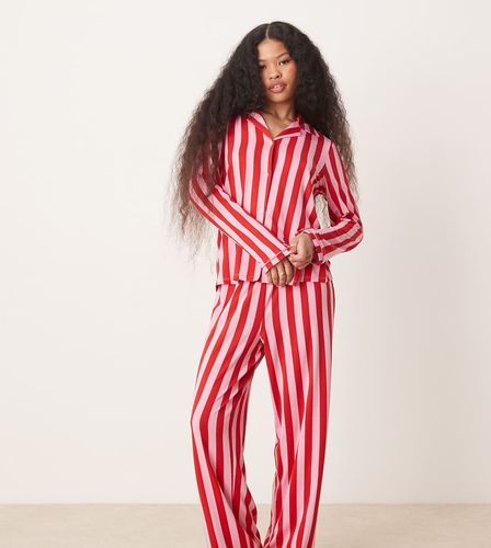 Petite - Pyjama de Noël en polyester chemise manches longues avec col à revers et pantalon à rayures - Rose et rouge - Urban Threads - Modalova