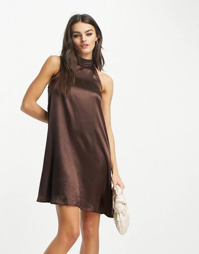 Robe courte satinée à col montant - chocolat - Urban Threads - Modalova