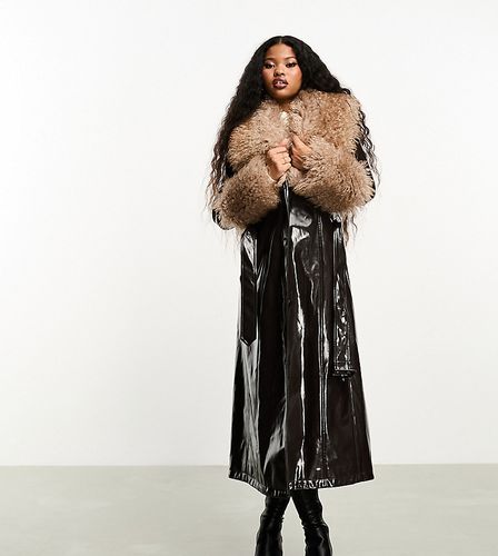 Urbancode Petite - Trench-coat en vinyl avec bords en imitation peau de mouton - Marron chocolat - Urban Code Petite - Modalova