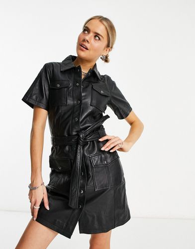 Robe chemise en cuir avec ceinture à nouer - Urbancode - Modalova