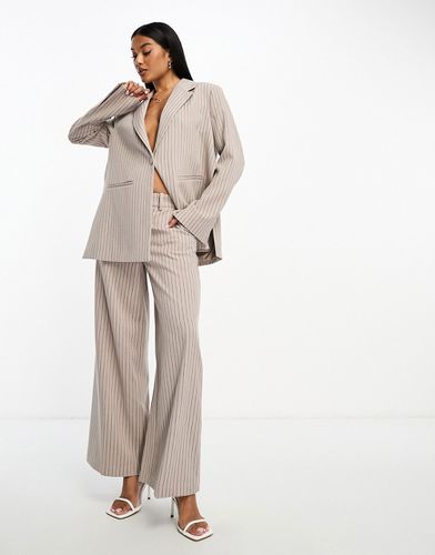 Aware - Pantalon d'ensemble coupe ample oversize à fines rayures - Taupe - Vero Moda - Modalova