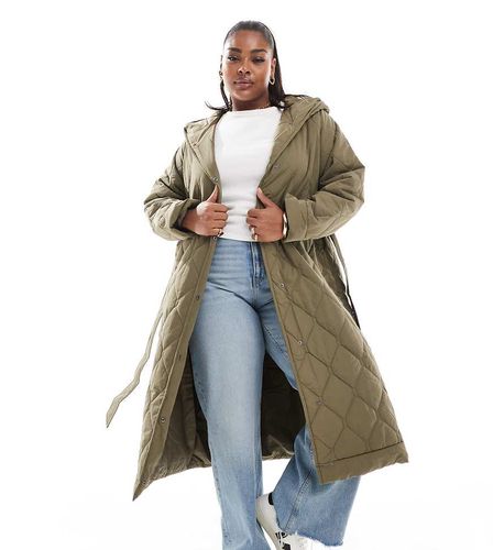 Manteau matelassé long avec ceinture à nouer - Olive - Vero Moda Curve - Modalova