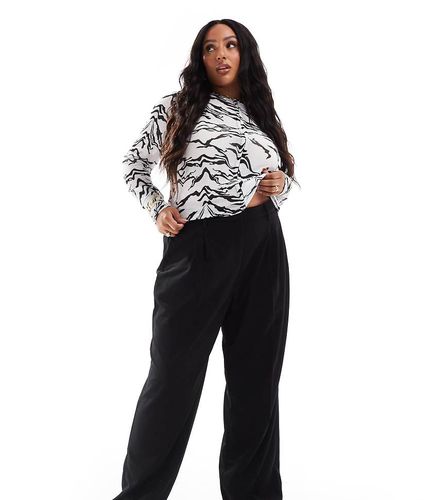 Pantalon dad plissé devant en crêpe de jersey - Vero Moda Curve - Modalova